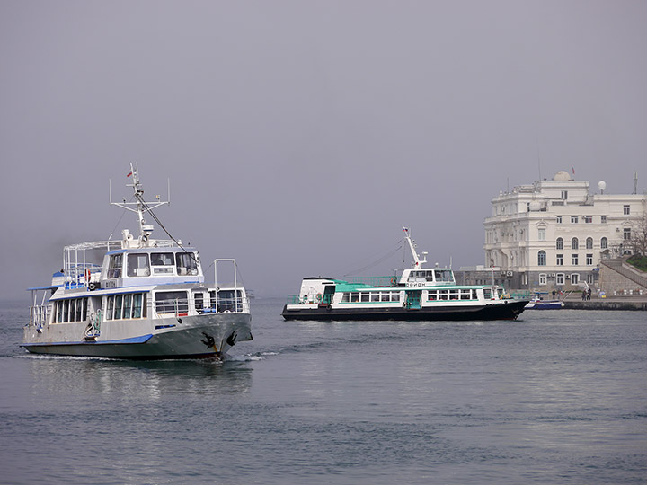Пассажирские катера "Фотон" и "Орион" и плотный туман в Севастопольской бухте