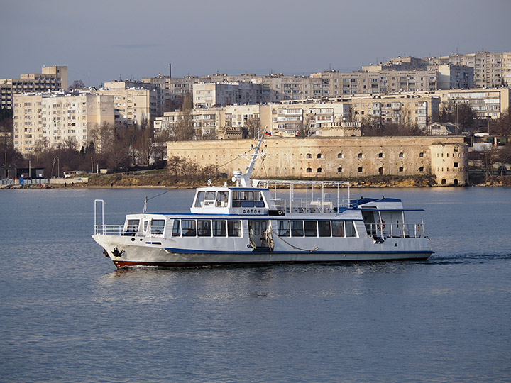 Пассажирский катер "Фотон" в Севастопольской бухте