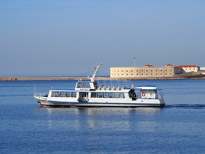 Пассажирский катер "Фотон" на ходу в Севастопольской бухте