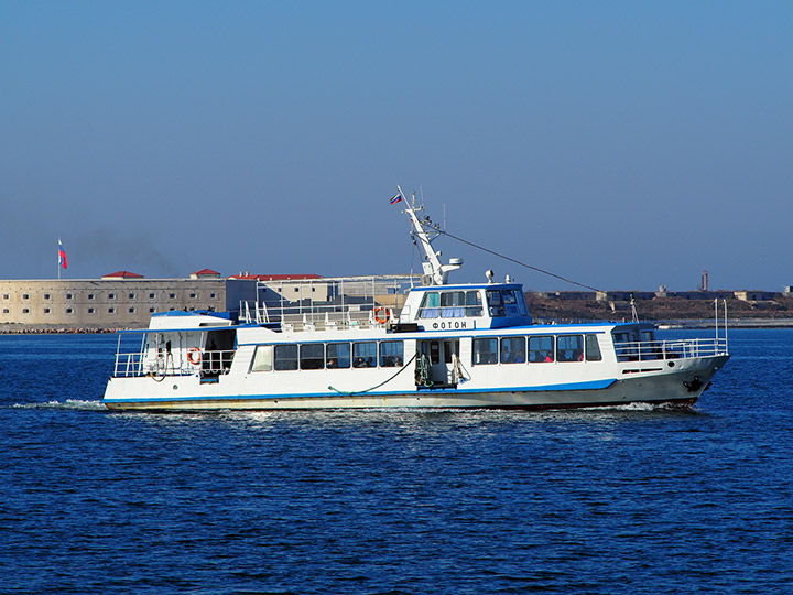 Пассажирский катер "Фотон" и Константиновская батарея в Севастополе