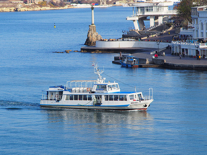 Пассажирский катер "Фотон" и Памятник затопленным кораблям в Севастополе