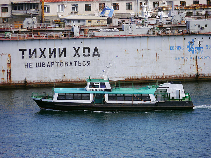 Пассажирский катер "Молодежный" в Южной бухте Севастополя