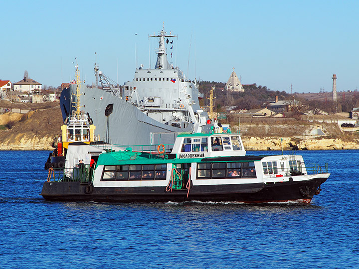 Пассажирский катер "Молодежный" на фоне большого десантного корабля "Саратов" ЧФ РФ