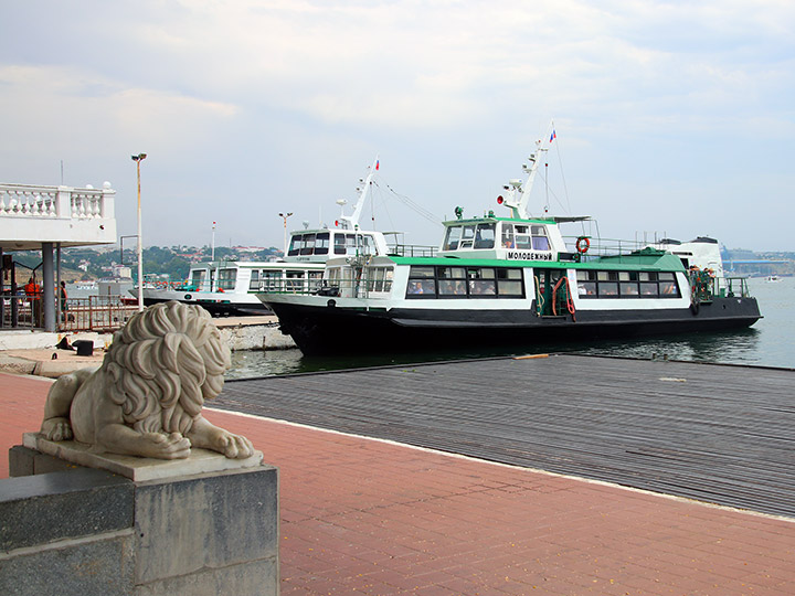 Скульптура льва на Графской пристани Севастополя и пассажирский катер "Молодежный"