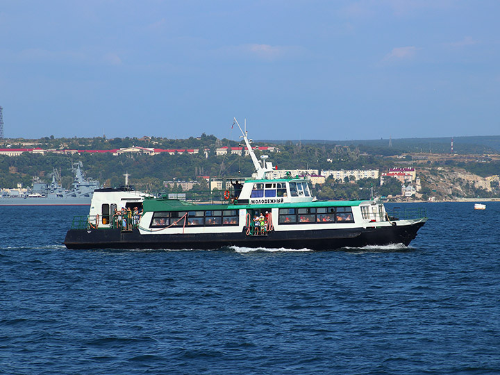 Пассажирский катер "Молодежный" на ходу в Севастопольской бухте