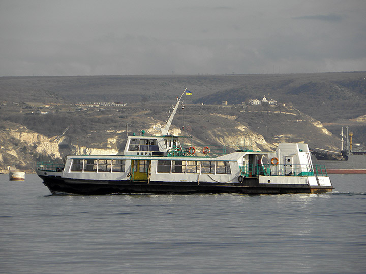 Пассажирский катер "Норд" на ходу в Севастопольской бухте