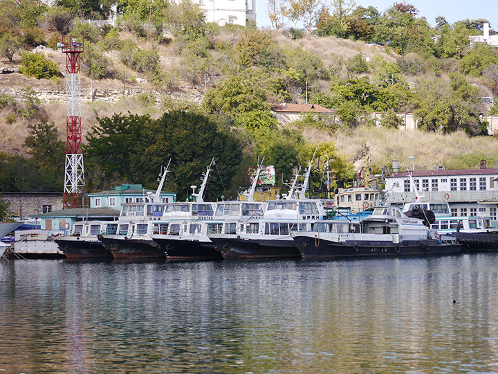 Пассажирский катер "Норд" вместе с другими катерами в Южной бухте, Севастополь