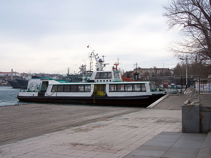 Пассажирский катер "Омега" у причала Севастопольского морского вокзала