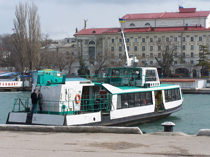 Пассажирский катер "Омега" в Артиллерийской бухте Севастополя