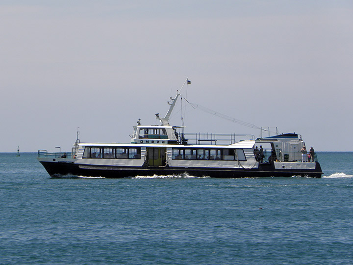 Пассажирский катер "Омега" на ходу - вид на левый борт