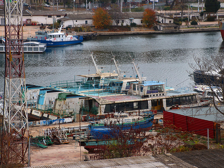 Пассажирский катер "Омега" в отстое у причала в Южной бухте Севастополя