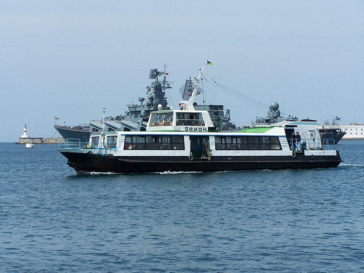 Пассажирский катер "Орион" на фоне ракетного крейсера "Москва"