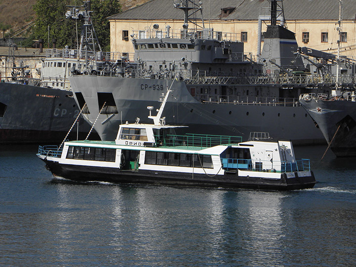Пассажирский катер "Орион" на фоне вспомогательных судов Черноморского флота