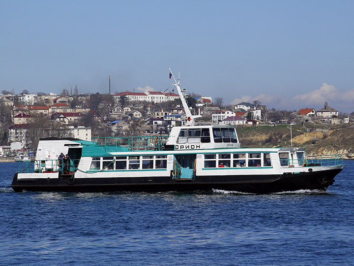 Пассажирский катер "Орион" на фоне Северной стороны Севастополя