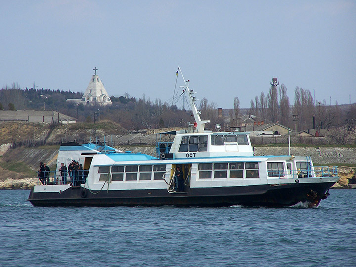Пассажирский катер "Ост" на фоне Северной стороны Севастополя
