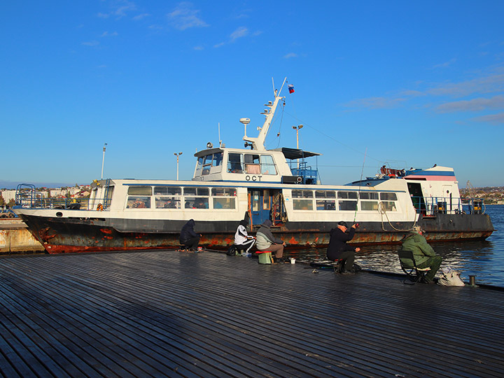 Пассажирский катер "Ост" и рыбаки в Севастополе