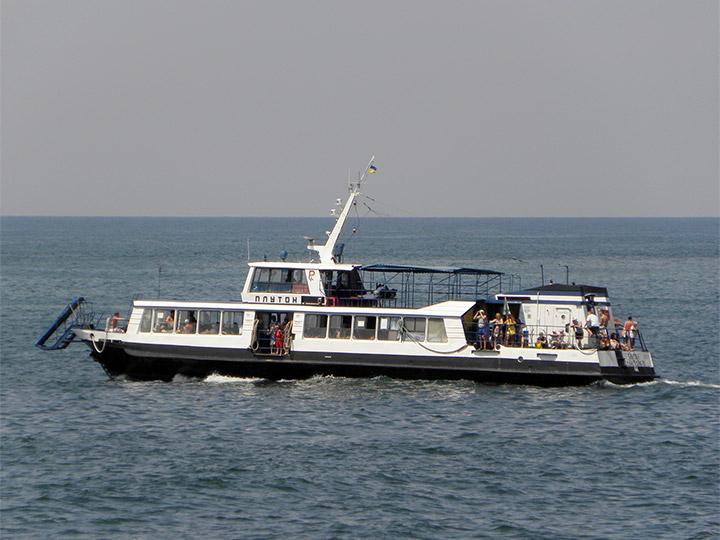 Пассажирский катер "Плутон" выходит в море из Севастополя