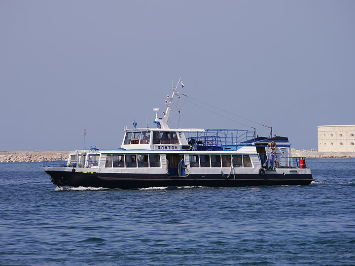 Пассажирский катер "Плутон" в Севастопольской бухте