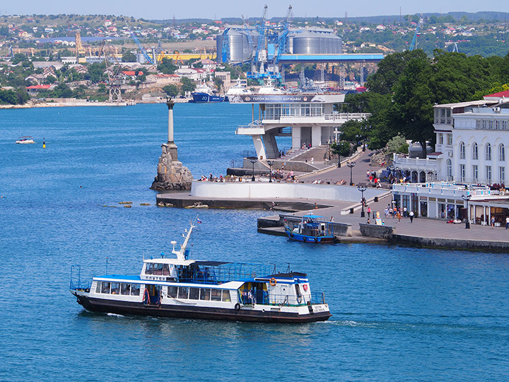 Пассажирский катер "Плутон" и Памятник затопленным кораблям в Севастополе