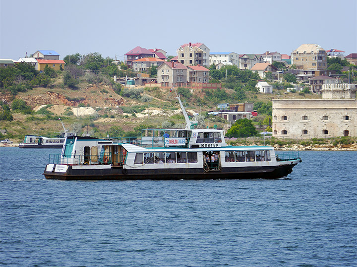 Пассажирский катер "Юпитер" на фоне Северной стороны Севастополя