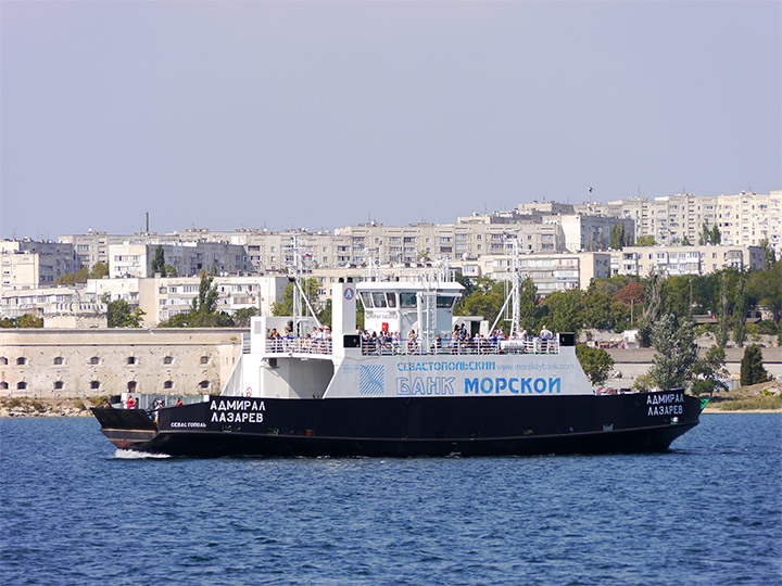Паромы "Адмирал Истомин" и "Адмирал Лазарев" в Севастопольской бухте