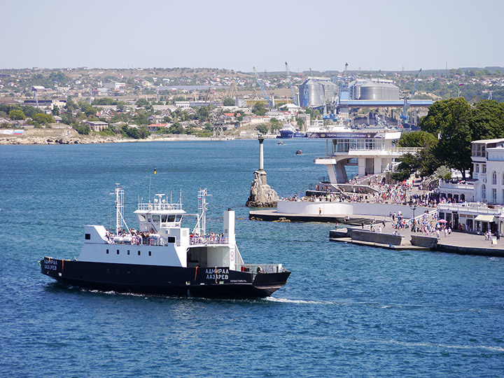 Паром "Адмирал Лазарев" и Памятник затопленным кораблям в Севастополе