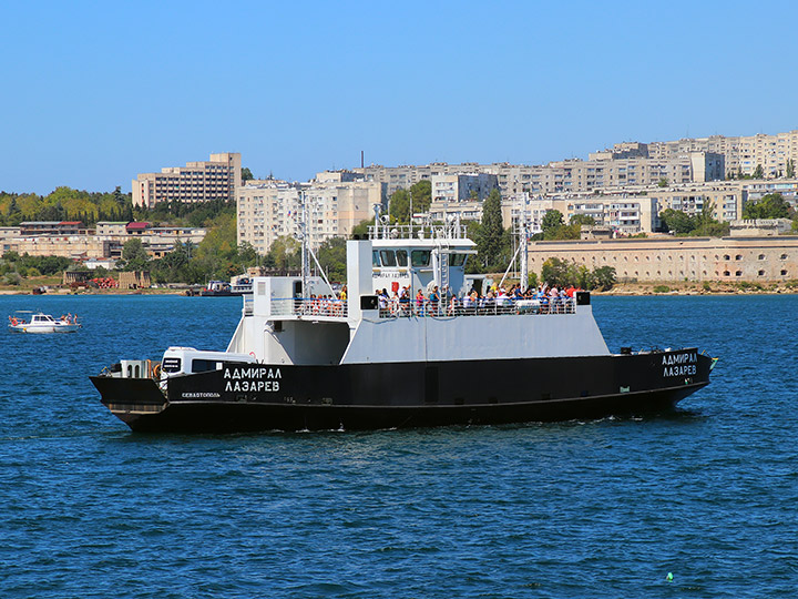 Паром "Адмирал Лазарев" на фоне Радиогорки и Михайловской батареи в Севастополе