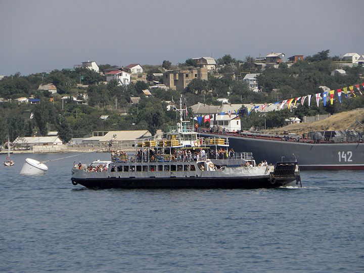 "Паром-2" на ходу в Севастопольской бухте